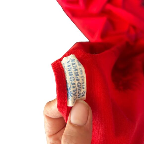 Vtg Christmas CALIFORNIA HAND PRINTS Tablecloth circa 1950's 50" x 52" Red Gold - Picture 7 of 14